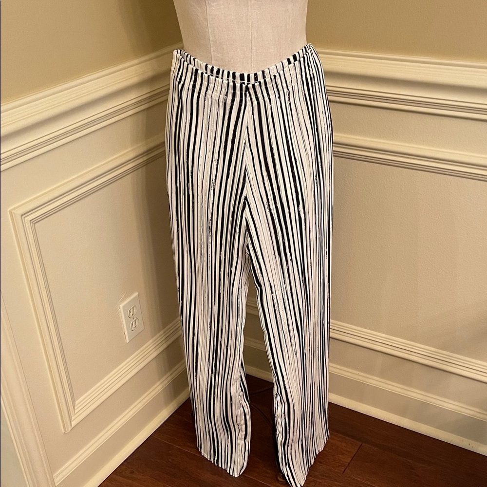 Damee brand elastic waist, accordion pleats, cream and black, size medium, NWOT
